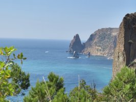 Не верь Сергею, Ялта отстой :)
куча народа в ресторанах кроме пафоса не фига. Набережная да красивая :)Только в Севастополе их не меньше. Специально снимал жилье в Балаклаве 2 раза(неделя-две), потом в Севастополь на уже практически родную радиогорку (Учкуевка).
Для тех кто в теме из Балаклавы постоянно ходят катера и ялики на инжир, серебренный, Фиолент. А при хохлах еще на них и пиво разливали, теперь только запасаться впрок :)На яликах можно добраться до затерянного мира, мыс Айя, и труднодоступные пляжи фиолента. Очень советую хоть раз пешочком сходить от крепости Чембало до серебряного пляжа. Для сильных духом есть прокат каяков и до этих пляжей можно добраться самостоятельно. Рядом с Ялтой таких красивых пляжей просто нет! Значительно дешевле чем в Ялте можно снять катер для рыбалки, рыбу вам обеспечат и приготовят не отходя от кассы :) 
Рыбный ресторан "Балаклава" весьма хорош и достаточно демократичен по ценам. Семушку с овощами и палтуса нигде лучше не пробовал! На набережной есть кафешка, названия не вспомню, но рядом с отделением банка: у них весьма советую поробовать "Мясную сковородку" 4 вида колбасок + мясо. При хохлах за кафешками был офигенный магазин разливного пива, с правильным импортным Гинесом, темным Шпатеном и Крушовице. Сейчас магазин тоже работает, только пиво там увы Питер, Варница, Симферополь. Есть сетевики, очень неплохой рыночек.
Зы с пляжами и клубами в самой Балаклаве беда, но каждому свое...