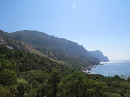 Не верь Сергею, Ялта отстой :)
куча народа в ресторанах кроме пафоса не фига. Набережная да красивая :)Только в Севастополе их не меньше. Специально снимал жилье в Балаклаве 2 раза(неделя-две), потом в Севастополь на уже практически родную радиогорку (Учкуевка).
Для тех кто в теме из Балаклавы постоянно ходят катера и ялики на инжир, серебренный, Фиолент. А при хохлах еще на них и пиво разливали, теперь только запасаться впрок :)На яликах можно добраться до затерянного мира, мыс Айя, и труднодоступные пляжи фиолента. Очень советую хоть раз пешочком сходить от крепости Чембало до серебряного пляжа. Для сильных духом есть прокат каяков и до этих пляжей можно добраться самостоятельно. Рядом с Ялтой таких красивых пляжей просто нет! Значительно дешевле чем в Ялте можно снять катер для рыбалки, рыбу вам обеспечат и приготовят не отходя от кассы :) 
Рыбный ресторан "Балаклава" весьма хорош и достаточно демократичен по ценам. Семушку с овощами и палтуса нигде лучше не пробовал! На набережной есть кафешка, названия не вспомню, но рядом с отделением банка: у них весьма советую поробовать "Мясную сковородку" 4 вида колбасок + мясо. При хохлах за кафешками был офигенный магазин разливного пива, с правильным импортным Гинесом, темным Шпатеном и Крушовице. Сейчас магазин тоже работает, только пиво там увы Питер, Варница, Симферополь. Есть сетевики, очень неплохой рыночек.
Зы с пляжами и клубами в самой Балаклаве беда, но каждому свое...