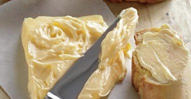 Автор, не хочу тебя обижать, но НАТУРАЛЬНОЕ, 100%-ое сливочное масло комнатной температуры НЕЛЬЗЯ "нарезать небольшими кубиками". 
"Драгоценный мой! Брынза не бывает зеленого цвета, это вас кто-то обманул." (с)