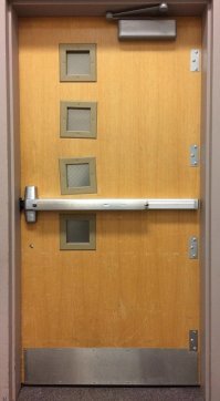 А здесь что не так? Нормальный push-bar "Stanley", замок справа,скрытые петли слева, дверь открывается от себя. Толкай и сваливай.