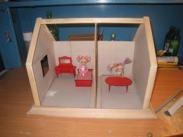 Когда-то делал для дочки нечто подобное, но к своему стыду не довёл до конца. Сохранились фото начального этапа.