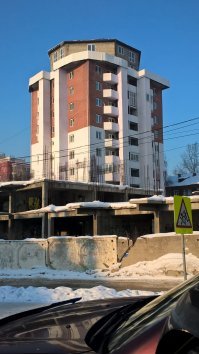 Такое впечатление, что пентхаус недоделан. Гольный бетон, балконов нет, как-то необжито выглядит...