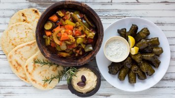 Когда слышу слово "долма", представляю что-то такое. Да и опять же, хер его знает, кто первым придумал долму, но я больше склоняюсь к грекам, да и греческая больше нравится - не мясная.