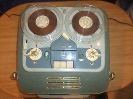 А началось у Кометы все с Грюндика ТК820 который они содрав до винтика назвали Мелодия МГ56 и пустили в серийное производство. Вторым массово содранным магом стал Грюндиг ТК8 который пошёл в массовое плаванье под именем Комета МГ-201. На механике 201го пошли в народ все остальные катушечные Кометы -209,212,212-1,212м,причём 212 сначала делались под катушки  15 а потом пройдя модернизацию начали делать под  18,визуально их просмто отличить,у мага под 15ые катушки счётчик ленты наверху посередине,у мага под 18ые катушки он внизу справа у переключателей скоростей и перемотки.