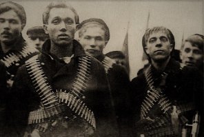 с лентами понятно. зачем бескозырку на затылок одевать?