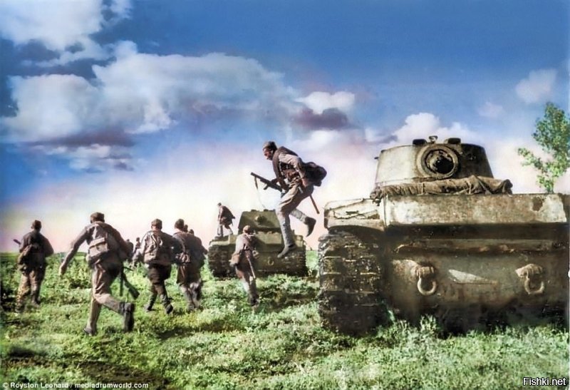 И еще. На снимке два танка КВ-1. Тот, который справа, это КВ-1 с "Круглой" штампованной башней, которые устанавливались на КВ-1 в апреле - июле 1940г. Такие башни получили опытный образец (У-0) выпуска 1939 года и 14 машин установочной партии (У-5 - У-17, У-19) выпуска апреля - июля 1940 года. Шансов дожить до Сталинградской битвы у них было крайне мало.