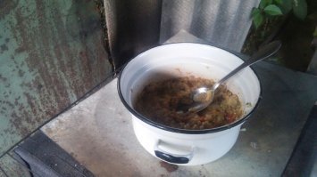 Арчибальдъ, принципиальное различие в том, что аджапсандал состоит из кусочков овощей и содержит картошку. А икра -это овощи смешанные вилкой до однородного состояния.Баклажаны, помидоры, болгарский перец, лук, сливочное масло, зелень.