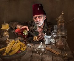 Показалось! Показалось, что палец себе отрезает...