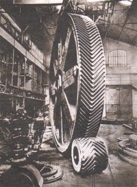 Как наверное и все, я с младых ногтей знаком с эмблемой Ситроена. А вот происхождением никогда не интересовался. Думал - раз шеврон, наверное что-то с военной темой связано. Оказывается вот оно как. Для тех кто, как и я, не знает что именно такое "двойные шевронные шестерни", небольшая информация :)
Шевронные колёса решают проблему осевой силы. Осевые силы обеих половин такого колеса взаимно компенсируются, поэтому отпадает необходимость в установке валов на упорные подшипники. При этом передача является самоустанавливающейся в осевом направлении, по причине чего в редукторах с шевронными колесами один из валов устанавливают на плавающих опорах (как правило   на подшипниках с короткими цилиндрическими роликами). Шевронные шестерни более сложны в изготовлении, но имеют преимущества в эксплуатации- такие, как плавность зацепления, и поэтому более длительный срок службы.