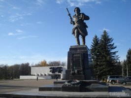 19 лет было пацану! 19! Вдумайтесь в это, выше пост где пишут про "19-летнего подростка".
Вот памятник Александру Матросову в Великих Луках. Автор памятника - Евгений Вутечич (автор памятника Родина-Мать на Мамаевом кургане и Дзержинского, что стоял на Лубянке). По мне так очень живой памятник, видно, что скульптор не просто ремесленник, а Автор.