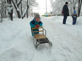 Деревья попадали на машины и провода. Зато повод покататься на санках. Москва, Тушино. Вчера и сегодня.