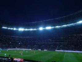 Если быть точнее, то крышу пристроили в 97-м году, и сразу после этого, в 98-м, стадион получил пять звезд, но ни как не в 88-м, как пишет автор...Кстати после финала ЛЧ 08, стадион получил статус элитного и это до реконструкции, с дорожками и с меньшим количеством мест! Сейчас стадион преобразился в лучшую сторону. Интересно, какой статус стадион получит после ЧМ 18? Мега элитный?)