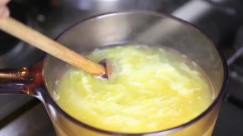 А Я думал, что сворачивающийся Белок - осветляет бульон.
Но может же получиться типа "Китайский суп с яичными хлопьями".