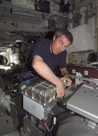 а чо фоток мало нагрузил ?.....да и статья не полностью скопирована ......Сегодня Сергей Крикалев работает первым заместителем генерального директора ФГУП  Центральный научно-исследовательский институт машиностроения  по пилотируемым программам и является самым знаменитым в мире, после Юрия Алексеевича Гагарина, космонавтом.