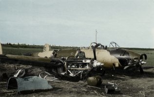 АВТОР не 3.14зди что твоя колоризация ! Эти фотки все с Пикабу 
.....Иван Кожедуб ......Советский пикировщик Пе-2, совершивший вынужденную посадку на занятой немцами территории....... Все фотографии с Пикабу