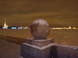 Да не факт, что работали с гранитом обычные каменщики. Как пример- работы Суханова, Самсона Ксенофонтовича, так же тесал камень и шлифовал без станков с чпу(правда не бронзовыми орудиями труда, а стальными). Но получалось великолепно, например Южный шар на Стрелке Васильевского острова- сделан без точных измерительных инструментов.