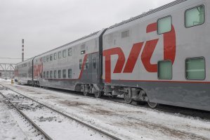 Обьясните мне пожалста, пиарщики из РЖД, почему у вас на картинках вагон такой красивый, а в реальности он выглядиn как будто его кто то уже пожевал?  На фотке например Питер-Москва...Не совсем ровные стенки вагона очень хорошо видно, в реале еще выразительней...Могу еще кучу таких фоток выложить...То есть это не единичный случай...