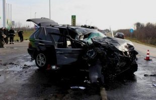 (((т.е. изначально у людей кто выбирает БМВ в голове уже заложено желание ехать чуть агрессивней.))) и надо добавить - "и без мозгов".