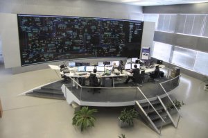 Прошлый век. Современные диспетчерские выглядят во так, и это у нас, в энергетике.