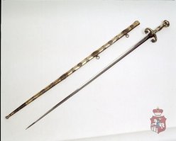 Вероятней всего эсток это европейская версия восточного кончара.