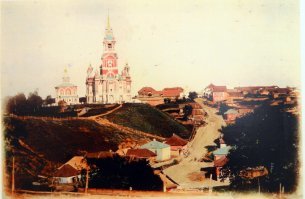 С утверждением "самые старые в мире цветные снимки" можно поспорить... 
1. Можайск Самый ранний известный снимок сделан Михаилом Настюковым в 1870 году
2. Крым времён Российской Империи
3. Москва, 1890