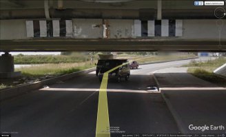 Господа!
От балки до полотна 3м.
Не тратьте время, не читайте бредни "диванных теоретиков".
Если не верится - в Google Earth и в "панорамах" Яндекс Карт это место замечательно отснято.