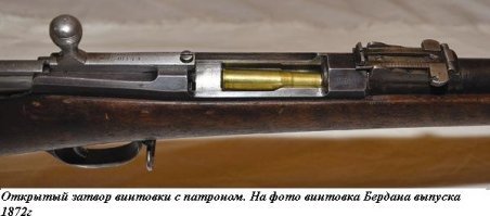 Всё достаточно прозаично 
Всё пошло от "берданки", как её называли солдаты или, по научному, от винтовки Бердана (калибра "четыре линии", точнее 4,2 линии, то есть - 10,67 мм). "Берданка", коей была вооружена русская армия до принятия на вооружение винтовки Мосина, была однозарядной. То есть после каждого выстрела полагалось открыть затвор, вынуть стрелянную гильзу, вложить новый патрон, закрыть затвор.
Пулеметы Максима питались матерчатыми (позже - металлическими) лентами по 250 патронов в каждой.
Находчивые солдаты сразу же заметили что кусок ленты - это готовый патронташ! И если привязать ее через грудь, то вынимать из нее патроны (особенно при стрельбе из положения лежа) гораздо удобнее и быстрее. А быстрее стреляющий солдат - более долго живущий солдат... Но не стоит забывать, что дело происходило в царской старорежимной армии и никаких вольностей в солдатском обмундировании быть не могло. Перепоясывание лентами было возможно только в так называемых "пластунских" полках (так называли соединения из снайперов и разведчиков), где царила более вольная обстановка, так как туда набирались бойцы отчаянные, самостоятельные и способные думать нестандартно.
С принятием на вооружение винтовки Мосина - знаменитой "трехлинейки" (калибр "три линии", 7,62 мм), "берданки" стали покидать воинские части. Винтовка Мосина во многом превосходила старую берданку. Несмотря на значительно меньший калибр, она имела бОльшую "мощь". То есть пуля имела бОльшую начальную энергию. Это увеличило бронепробиваемость и прицельную дальность стрельбы в несколько раз. Да и патрон весил меньше, что позволяло пехотинцу при той же загрузке носить больше боеприпасов.
Так для чего ленты? - спросите вы. А я отвечу: "Мода - страшная сила!". В незамысловатых солдатских мозгах закрепился стереотип, что так одевались самые элитные и уважаемые в войсках "пластуны". И вот как только во время революции перестали наказывать за вольности в обмундировании, все нарядились "под пластунов". Понты - сильнее смерти! Смешно? Наверное. Но матросики, в результате, не были изобретателями этой "моды", они эту "моду" просто подхватили.