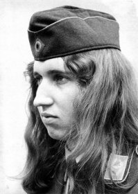 Глядя на эти фотки, подумалось: вместо того, чтоб одним своим видом наводить ужас на врага  они стараются врагу понравится. Прям стелспихота какая то. Брррр..., нарушение всех конвенций. Прям, как в живую, утро в казарме: Мытьё головы, укладка феном, лёгкий макияж, сеточка для волос - фсё, биля,  боетц к ёбою готоф.