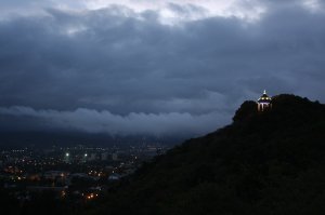Тут помощнее будет - а вот молнии в Кисловодске высыпались... (фото не мое, но город мой)