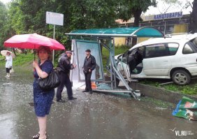 Возможно, меня дико заминусуют, но не понимаю такой ненависти, что льётся с комментов. За что пинать радары и восхвалять этих героев? Если такие серьёзные ребята-народные мстители, то уж сразу пусть идут в офис этой конторы и там решаю вопросы. В машине сидит оператор - такой же человек, у которого дома семья, которую надо кормить и одевать. Давно ли у нас сейчас работы на выбор стало так, что "то не хочу, то не буду"? Как услышишь дома "папа, я есть хочу", так быстро засунешь свою гордость в *опу и пойдешь работать хоть так, а если не засунешь - хреновый отец ты, значит! И что с того, что контора на проценте со штрафов? А как им ещё работать? Они кого-то подгоняют, торопят? Давайте тогда бить стёкла в продуктовых магазинах (да вообще любых), они ведь накручивают свой процент! А магазины, которые стоят в удачных или глухих местах, взвинчивают цены очень борзо, пользуясь тем, что либо нет выбора, либо лень идти до магазина подешевле. Почему там-то никто права не качает? 
Все инструкции по безопасности писаны кровью и спасли и спасают множество жизней! ПДД тоже свой инструкций и правил. Просто так из придури ничего не выдумано. Если начнём хвалить таких пинателей, то давайте игнорить и остальные правила: направо будем поворачивать из левого ряда, на красный пролетать, на знаки приоритета забивать и т.д. 
Если кто-то думает, что у меня нет авто, то огорчу, авто есть, и штрафы прилетают иногда, но это необходимое зло, чтоб хоть как-то ограничивать лихачей!