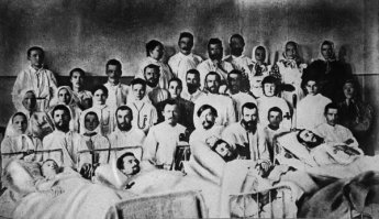 105 лет назад, в апреле 1912 года, в глубине Сибири русские солдаты по команде русского офицера начали стрелять из винтовок в мирных безоружных рабочих.

Трудились рабочие в ужасных условиях при полном отсутствии средств охраны труда. 25 числа на приисковой кухне было выдано плохое мясо (где они нашли в сибири в апреле "плохое мясо" - для меня загадка.) Рабочие Андреевского прииска решили не выходить на работу, пока начальство не даст обещания кормить их нормальным мясом; потребовали отстранить кухонного старосту. Приисковая администрация ответила отказом. Собравшись вместе, рабочие решили бастовать.

На фото: Раненые рабочие, протестовавшие против плохих условий быта в больнице Феодосьевского прииска. А второе фото современная больница.  Смотри не перепутай.