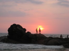 Хммммммм. Как то пока маловато будет! В Канди кстати воняет на подступах к храму зуба Будды нещадно! Бомжатник на улице, мама дарагая)) А зуб кстати выносят по праздникам, на слонах! А храм подвергался атаке террористов и частично был разрушен. И много чего еще можно рассказать про этот храм.  На фоне заходящего солнца я с сыном))