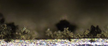 выделение газов - естественный процесс при зарядке, и кипит электролит не из-за нагрева же, а от диссоциации, в том числе воды.
Запальником процессу служит именно КЗ из-за дендритов. 
Информации же полно про это, вот, к примеру: 

"Некоторые дендриты даже выросли настолько быстро и прочно, что смогли проколоть мембрану между электродами. А это, в свою очередь, создало короткое замыкание, что в некоторых случаях может привести к самовозгоранию."