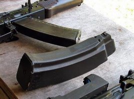 1. Не дисковый, а барабанный магазин.
2. Зачем нужно было городить барабанный магазин, если есть 4-рядные магазины на 60 и 90 патронов?