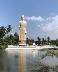 Японцы поставили своим погибшим гражданам при цунами 26.12.2004