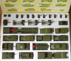 Мне вот интересно почему сейчас не выпускают нечто подобное? Всякого китайского г.вна полно а таких качественных нет. Именно для детей.
Тот же набор как вспомнишь ( Военная техника) ничего подобного нет.. Можно его опять воспроизводить - успех будет невероятный.