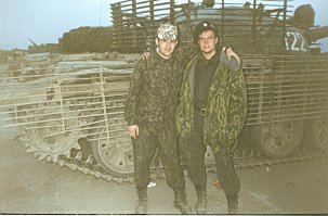 Вы прям провидец до майора не хватило 3 месяца ушел капитаном с должности ЗНШ полка. Первое фото ком роты 5 с ком роты 4 на полигоне сзади Т-80УД, вторая Чечня Т-62 71 мсп