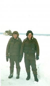 Вы прям провидец до майора не хватило 3 месяца ушел капитаном с должности ЗНШ полка. Первое фото ком роты 5 с ком роты 4 на полигоне сзади Т-80УД, вторая Чечня Т-62 71 мсп