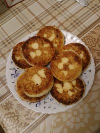 Какое совпадение,я тоже вчера делала сырники.И да,я тоже делаю все на глаз.Творог+немного сахара+ванильный сахар+ манка+яйцо.Дать постоять,чтобы манка набухла.Знала бы,что будет интересен рецепт,сняла бы пошагово.А вот что у меня получилось: