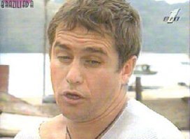 Помню малый был по телеку тогда шел сериал,Секреты тропиканки-бабка моя его любила смотреть.И там был такой штымп Тонио Лунатик все из песка там девку лепил,Руд хорошая Ракель плохая))))Напомнило.