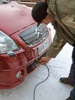 в цивилизованных странах, где есть зима повсюдю есть подогреватели для мотора и в салоне стоит тепловентилятор.