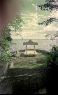 Бывал в период съёмок на одной из площадок (территория теперь уже бывшего санатория "Зимино" для работников выборгского судостроительного завода, где бабушка работала поваром). Там снимались сцены с беседками Кузьмича и, насколько помню, поиск червей. Был шанс самому засветиться в эпизоде, но я его благополучно провалил. А вот бабушкино поварское мастерство киношникам пригодилась. Пельмени, "налепленные" генералом, сделаны её руками:)
Качество картинок не ахти, сканировал негативы...