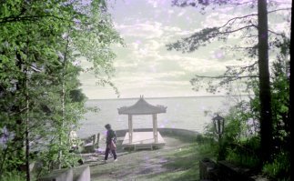 Бывал в период съёмок на одной из площадок (территория теперь уже бывшего санатория "Зимино" для работников выборгского судостроительного завода, где бабушка работала поваром). Там снимались сцены с беседками Кузьмича и, насколько помню, поиск червей. Был шанс самому засветиться в эпизоде, но я его благополучно провалил. А вот бабушкино поварское мастерство киношникам пригодилась. Пельмени, "налепленные" генералом, сделаны её руками:)
Качество картинок не ахти, сканировал негативы...