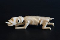 и вот оно как 
Тупилак   эскимосский зомби, который получается, когда шаман сношается с мертвецами
Старый эскимосский шаман занят самым важным деянием в своей жизни. Посреди глухой ночи в своем иглу он сшивает кадавра из подгнивших кусков тела тюленя, птичьих крыльев, оленьих сухожилий и обязательного элемента   частей тела ребенка. Сшив и склеив уродливую тушу в единую конструкцию, он надевает куртку задом наперед, так, чтобы капюшон закрывал лицо, снимает портки и начинает совокупляться с получившейся пока еще неживой тварью.