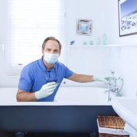 Пошел искать грязь под ободком унитаза..