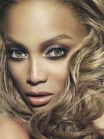 Ну ,в наше время полно негров с голубыми глазами . На данный момент их больше всего в США 

А вот самый знамениты - отец Майкла Джексона с серо-зелёными глазами

 А вот и ещё одна знаменитая чернокожая