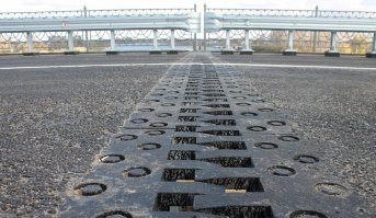 а может в этом месте фундамент моста не укреплён (как я понял архитектор не найден). 
Например русло реки давит на берег, берег не укреплён и в момент полноводья вода оказывает большее давление на грунт, берега становяться слегка "дыбом", а на этом "побережье" как раз опоры моста тоесть сам мост приподнимается над проездом.. 
/опоры моста не "вбуренные" сваи, а именно опираются на грунт "плашмя"/
а в момент когда вода отходит.. река мелеет.. давление на грунт ослабевает и соответственно прибрежный грунт слегка сползает в сторону русла реки.. опоры моста опускаются, и проезд под мостом становится ниже. 
Кто сказал что не могло быть косяков от тендер-архитектора и тендер-застройщиков? 
Чудес ведь не бывает, если так много разных замеров (вкл фоторегистрацию) и они отличаются друг от друга.. отличаются на сколько? 270 +- 5% (13,5см) усадки моста, тоесть мост гуляет на грунтовой подушке в диапазоне 2,56-2,83м 
а за счёт большой длины моста искривление моста компенсируются тепловыми зазорами.. 
Или такого не может быть?
ниже для примера фото тепловых зазор моста (мосты действительно подвижны)