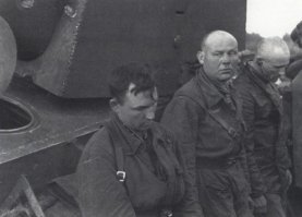 Без слов понятно что произошло (крайний с лева по ходу командир)