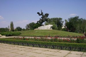 Памятник Суворову является одной из популярных достопримечательностей Тирасполя   столицы Приднестровья. Он расположен на площади Суворова, ранее известной как площадь Конституции, в самом центре города. Монумент великому полководцу считается одним из наилучших на территории бывшего СССР.
Скульпторы Владимир и Валентин Артамоновы, архитекторы Я. Дружинин и Ю. Чистяков.