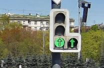 "Но как догадаться об этом водителям, которые двигаются по второму ряду справа и которые видят перед собой только зеленый сигнал светофора совершенно непонятно"

Совершенно непонятно, что непонятного. Горит (всегда) стрелка прямо в основной секции - значит можно прямо. Горит зелёный в дополнительной секции - можно съезжать. На фото фидно, что из второго ряда прекрасно видно светофор целиком.

А тем, кто правила не читал, правильно ездить вообще тяжело. Для них, видимо, такой светофор станет вообще непреодолимым препятствием:
